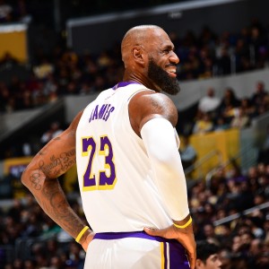 半岛体育全站-现役37岁后30+次数榜：詹姆斯91次断层领跑 库里第2 杜兰特第3